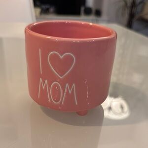 Rae Dunn 'I Love Mom' Planter